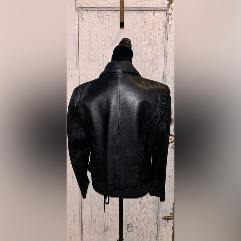 M.T. Studio cropped Leather, See wear, button missing - Picture 4 of 8